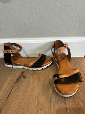 Miz Mooz Black and Tan Leather Ankle-Strap Sandals size 39
